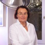 Ein Foto von Frau Wihlfahrt, einer Partnerärztin von OsteoLabs in Kiel, die sich für die Gesundheit der Knochen ihrer Patientinnen und Patienten einsetzt.