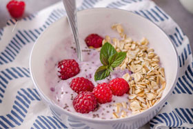 Osteoporose-Rezept für fruchtigen Haferbrei - Ein leckeres Frühstück, das Knochen stärkt und Osteoporose vorbeugt