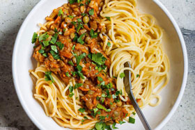 Osteoporose-Rezept-Vegane-Bolognese: Eine gesunde, pflanzliche Alternative zur klassischen Fleisch-Bolognese.