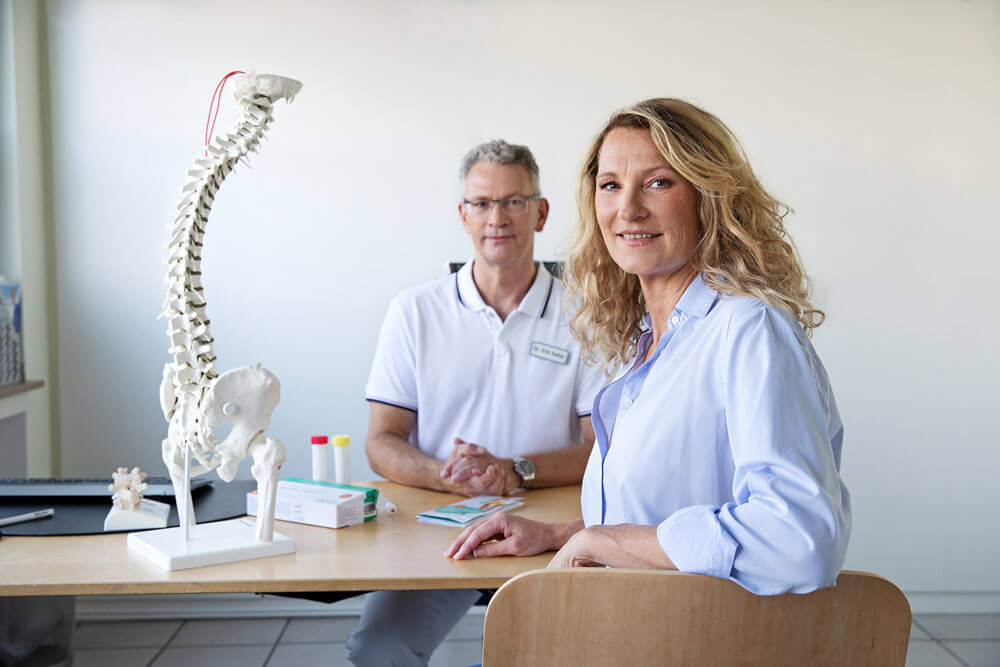Heike Henkel und Dr. Kelter besprechen ihren osteolabs Befund