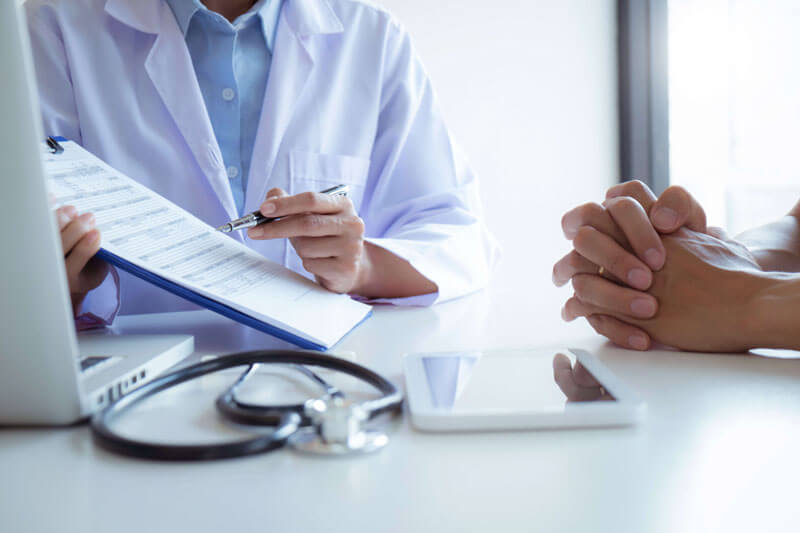 Eine OsteoLabs-Beraterin bespricht mit einem Patienten die Diagnose und Therapie von Osteoporose für eine optimale Gesundheitsversorgung.