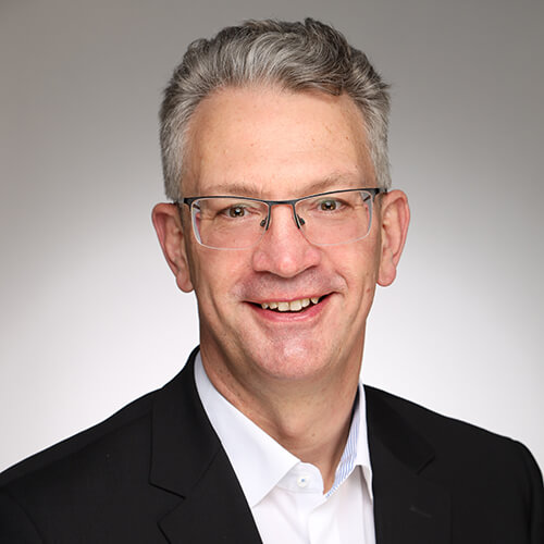 Ein Foto von Dr. Kelter, einem Partnerarzt von osteolabs in Köln, der sich für die Gesundheit von Knochen und die Behandlung von Osteoporose einsetzt.